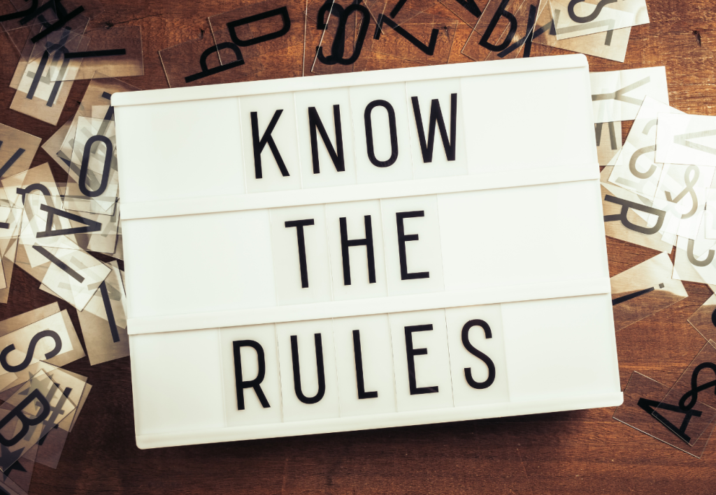En platta med texten: Know the rules.