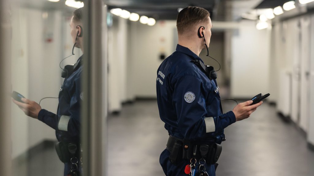 Vartija käytävällä 2